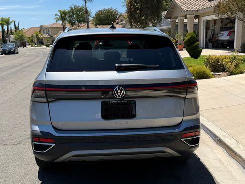 Used 2025 Volkswagen Taos SE FWD image 2