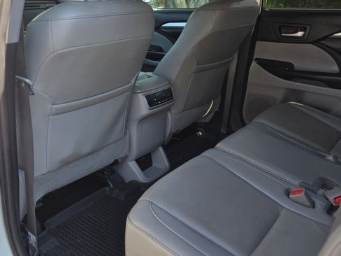 Used 2019 Toyota Highlander XLE AWD/4WD image 11