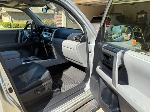 Used 2013 Toyota 4Runner SR5 w/ Convenience Pkg image 6