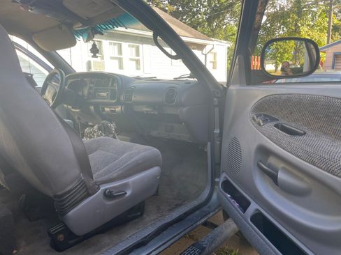 Used 2001 Dodge Ram 1500 Truck Short Bed image 2