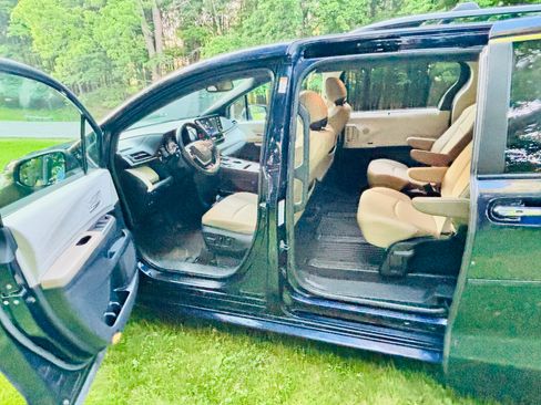 Used 2023 Toyota Sienna XLE AWD/4WD image 12