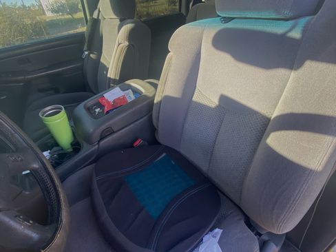 Used 2006 Chevrolet Silverado 2500 LT w/ Heavy-Duty Power Package image 6