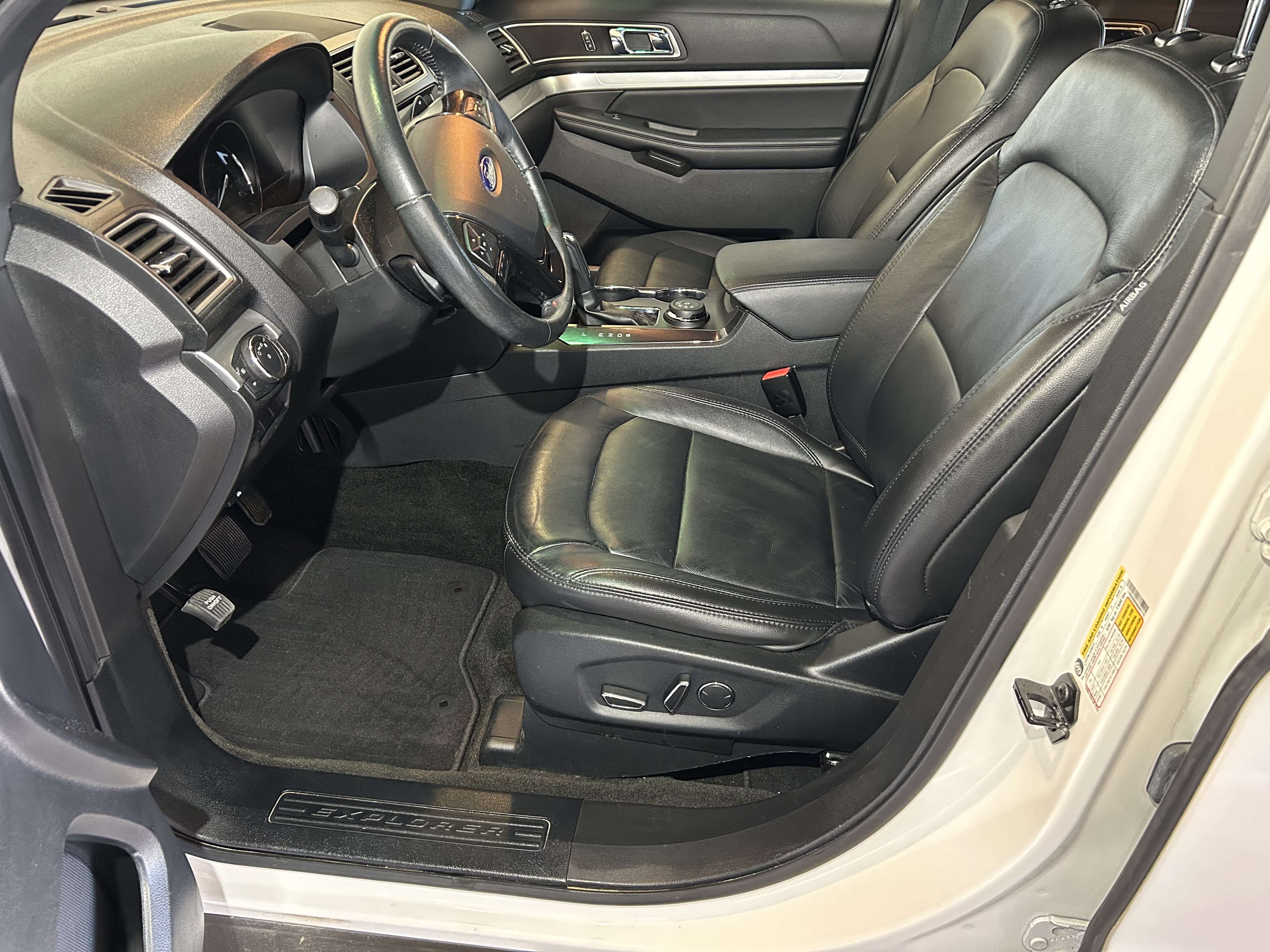 Used 2017 Ford Explorer XLT w/ Equipment Group 202A AWD/4WD image 10