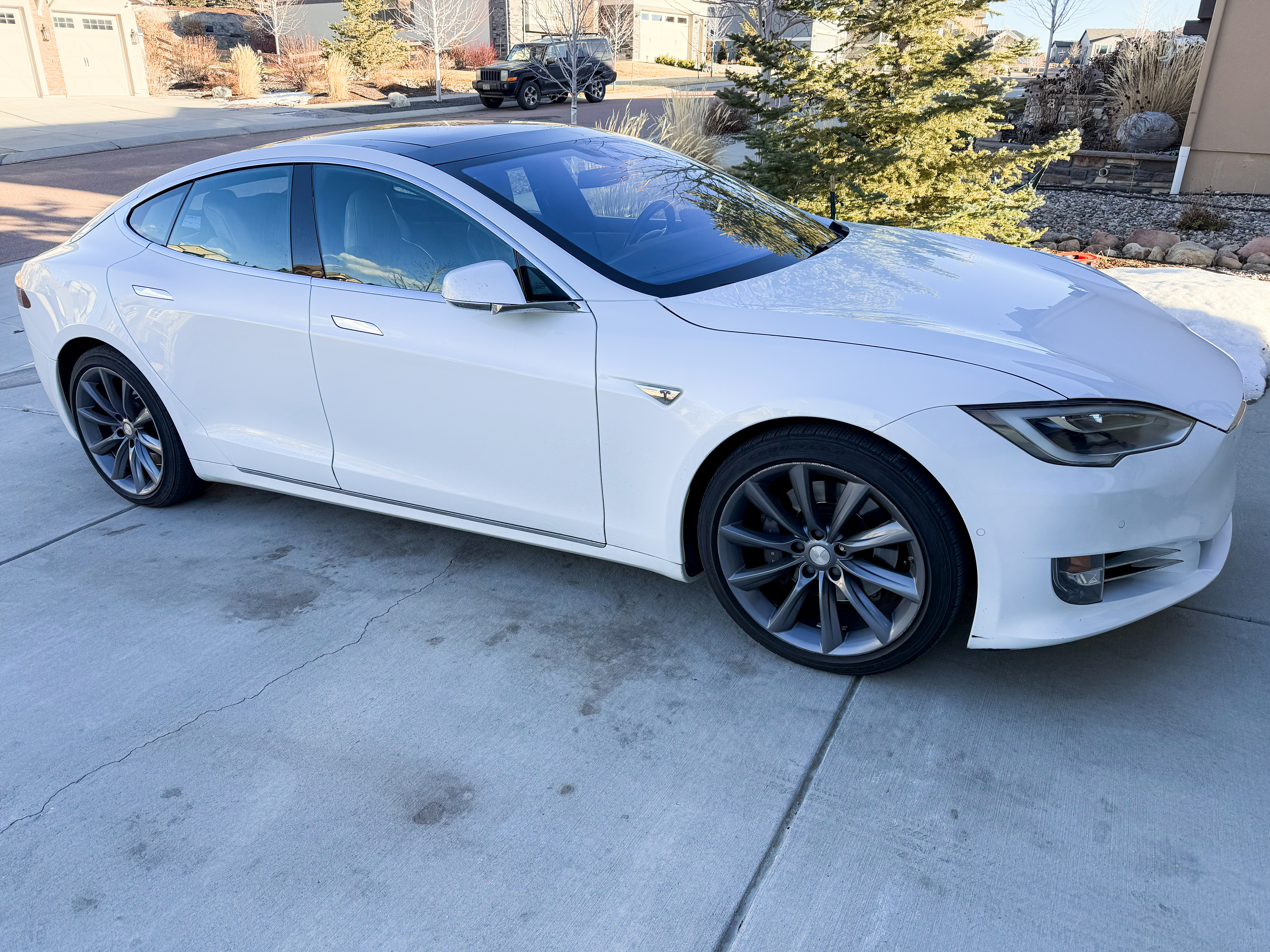 Used 2016 Tesla Model S 70 RWD image 1