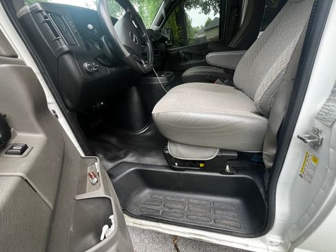 Used 2016 GMC Savana 2500 RWD image 2