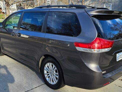 Used 2012 Toyota Sienna XLE image 5