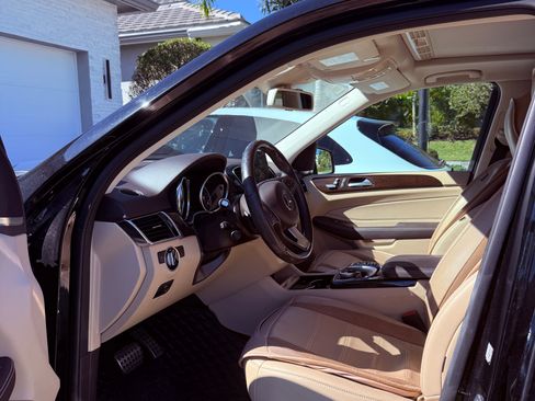 Used 2019 Mercedes-Benz GLE 400 400 4MATIC Sport Utility 4D image 2