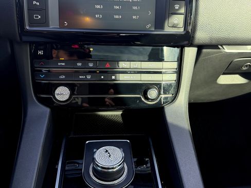 Used 2018 Jaguar F-PACE Premium image 12