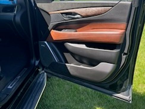 Used 2016 Cadillac Escalade Luxury AWD/4WD image 9