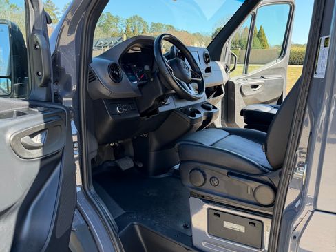 Used 2022 Mercedes-Benz Sprinter 2500 image 14