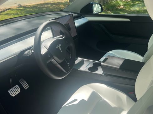 Used 2024 Tesla Model Y Performance image 13