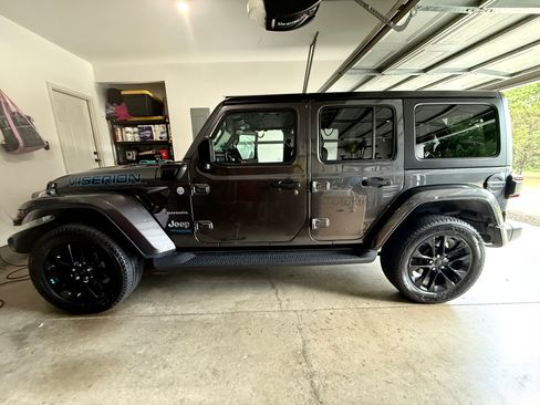 Used 2022 Jeep Wrangler Unlimited Sahara w/ Cold Weather Group AWD/4WD image 12