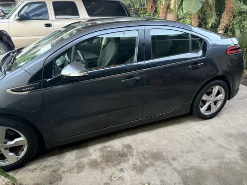 Used 2011 Chevrolet Volt Sedan 4D image 4