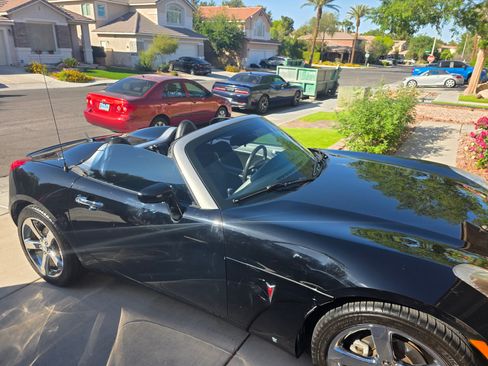 Used 2008 Pontiac Solstice GXP w/ Premium Package image 2