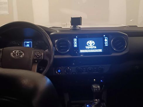 Used 2016 Toyota Tacoma TRD Off-Road w/ Premium & Technology Package AWD/4WD image 5