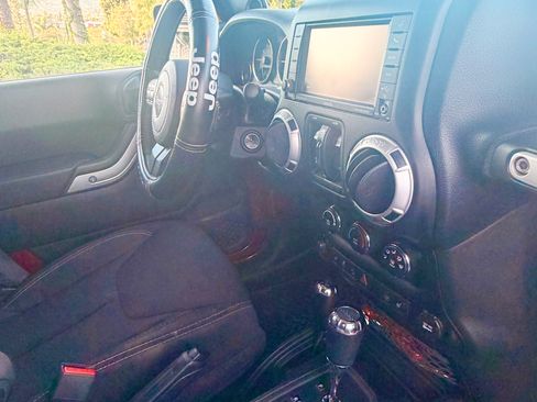 Used 2013 Jeep Wrangler Unlimited Rubicon w/ Connectivity Group AWD/4WD image 4