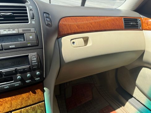 Used 2005 Lexus LS 430 w/ Premium Pkg RWD image 15
