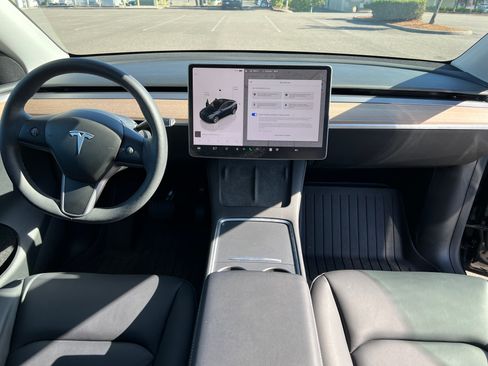 Used 2024 Tesla Model Y 2WD image 12