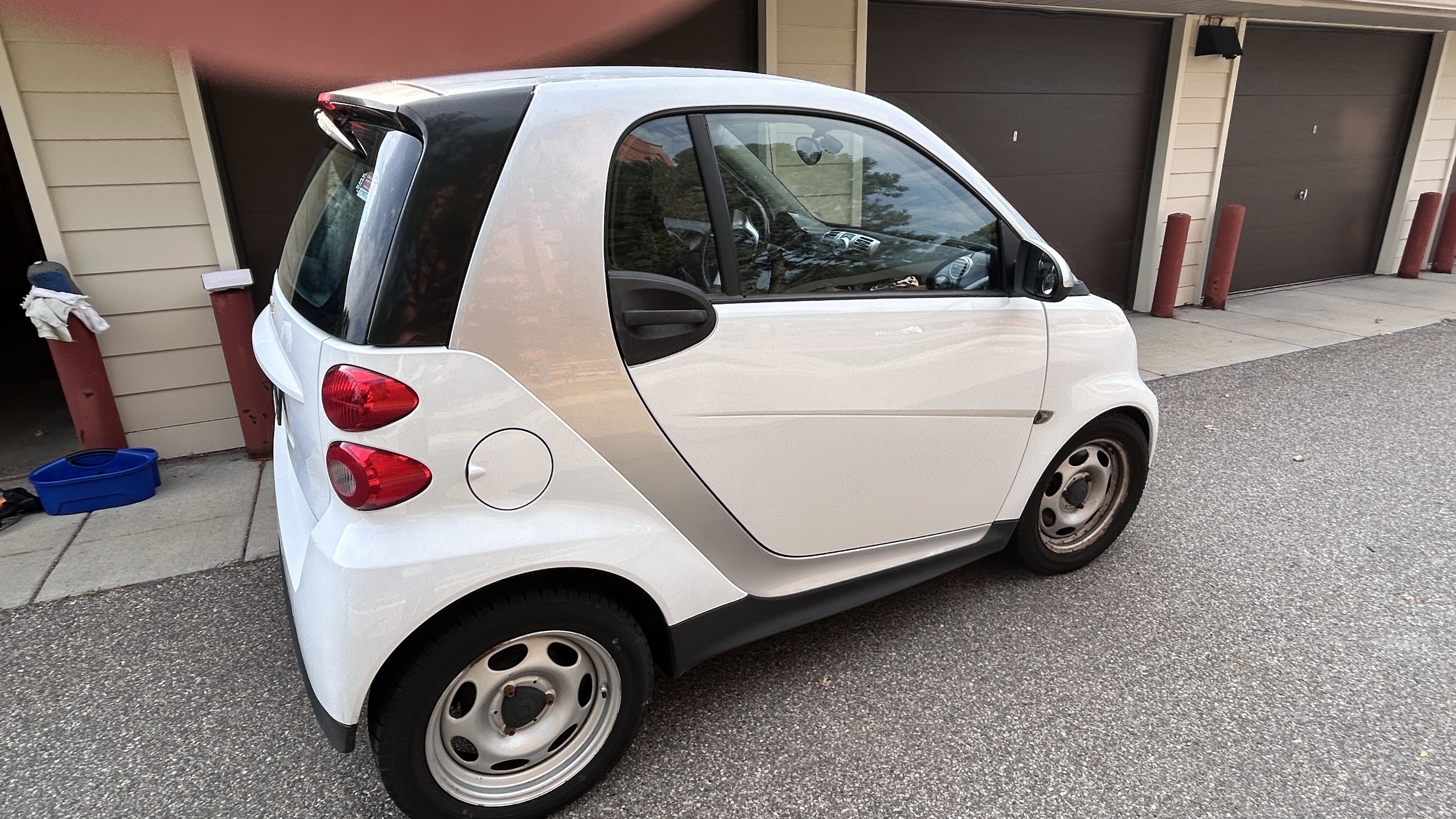 Used 2014 smart fortwo pure RWD image 2