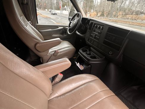 Used 2013 Chevrolet Express 2500 Van 3D image 6