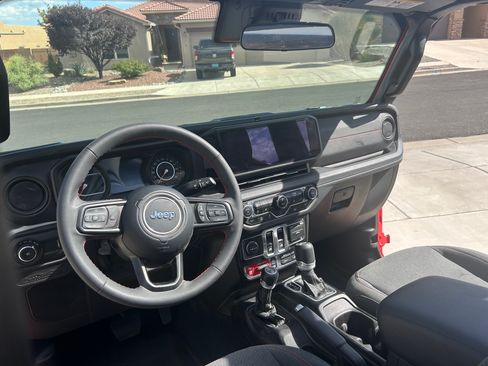 Used 2024 Jeep Wrangler Rubicon w/ Convenience Group AWD/4WD image 9