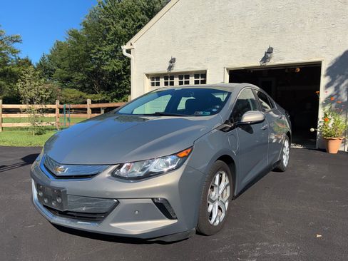 Used 2017 Chevrolet Volt Premier w/ Driver Confidence II Package FWD image 6