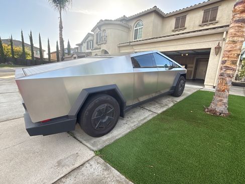 Used 2025 Tesla Cybertruck AWD Crew Cab image 11