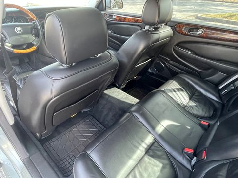 Used 2008 Jaguar XJ8 image 17