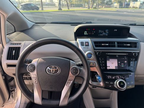 Used 2017 Toyota Prius V Five image 11