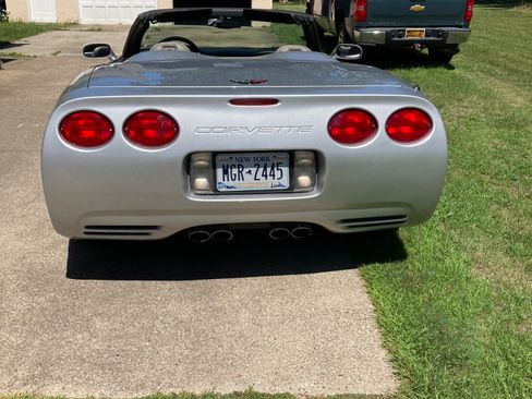 Used 2002 Chevrolet Corvette Convertible RWD image 2