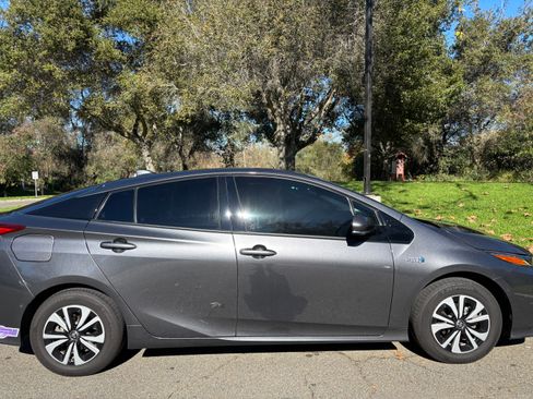 Used 2019 Toyota Prius Prime Advanced image 1