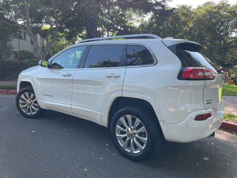 Used 2017 Jeep Cherokee Overland w/ Technology Group AWD/4WD image 2
