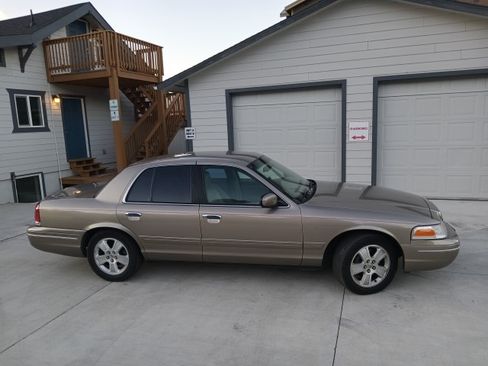 Used 2003 Ford Crown Victoria LX RWD image 11