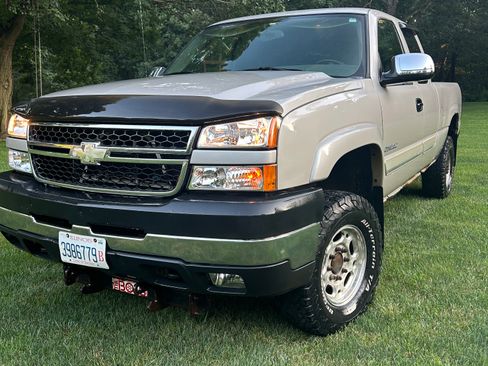 Used 2006 Chevrolet Silverado 2500 LT w/ Snow Plow Prep Package AWD/4WD image 8