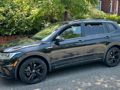 Used 2024 Volkswagen Tiguan SE R-Line FWD image 1