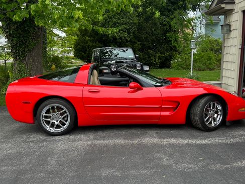 Used 2003 Chevrolet Corvette Coupe w/ Preferred Equipment Group RWD image 2