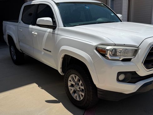 Used 2017 Toyota Tacoma SR5 w/ Tow Package RWD image 2