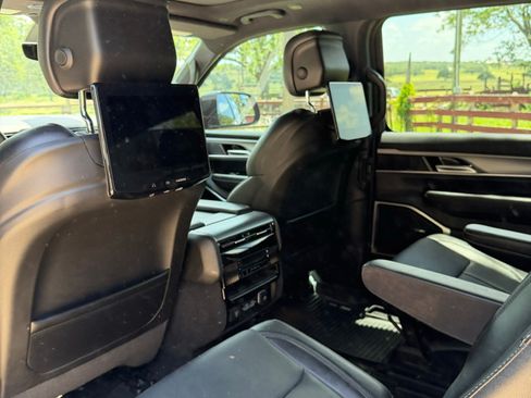 Used 2023 Jeep Wagoneer Series II AWD/4WD image 6