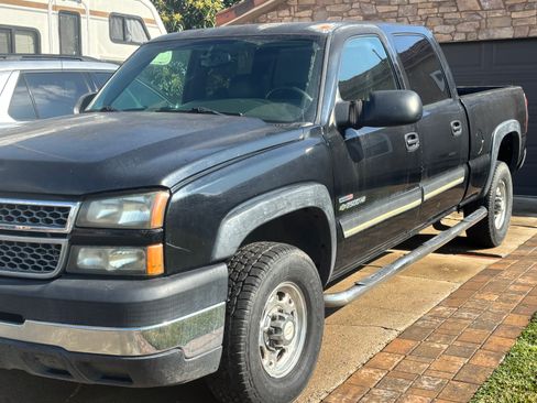 Used 2005 Chevrolet Silverado 2500 LS w/ Heavy-Duty Power Package image 2