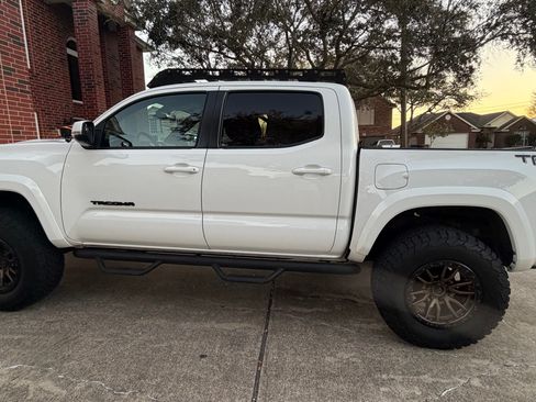 Used 2022 Toyota Tacoma TRD Sport w/ Technology Package image 6