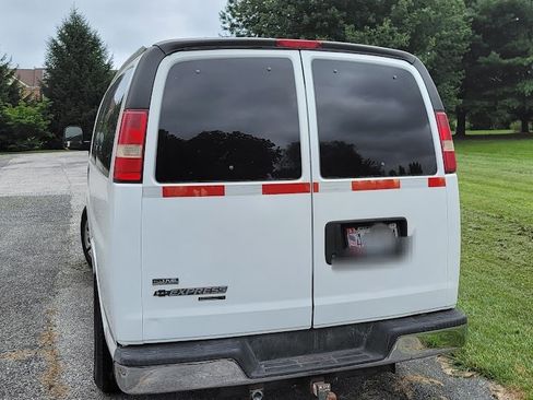 Used 2009 Chevrolet Express 1500 LT Van 3D w/ LT Preferred Equipment Group image 9