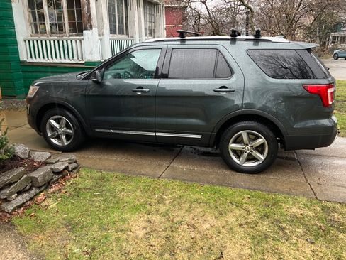 Used 2016 Ford Explorer XLT w/ Equipment Group 202A image 2