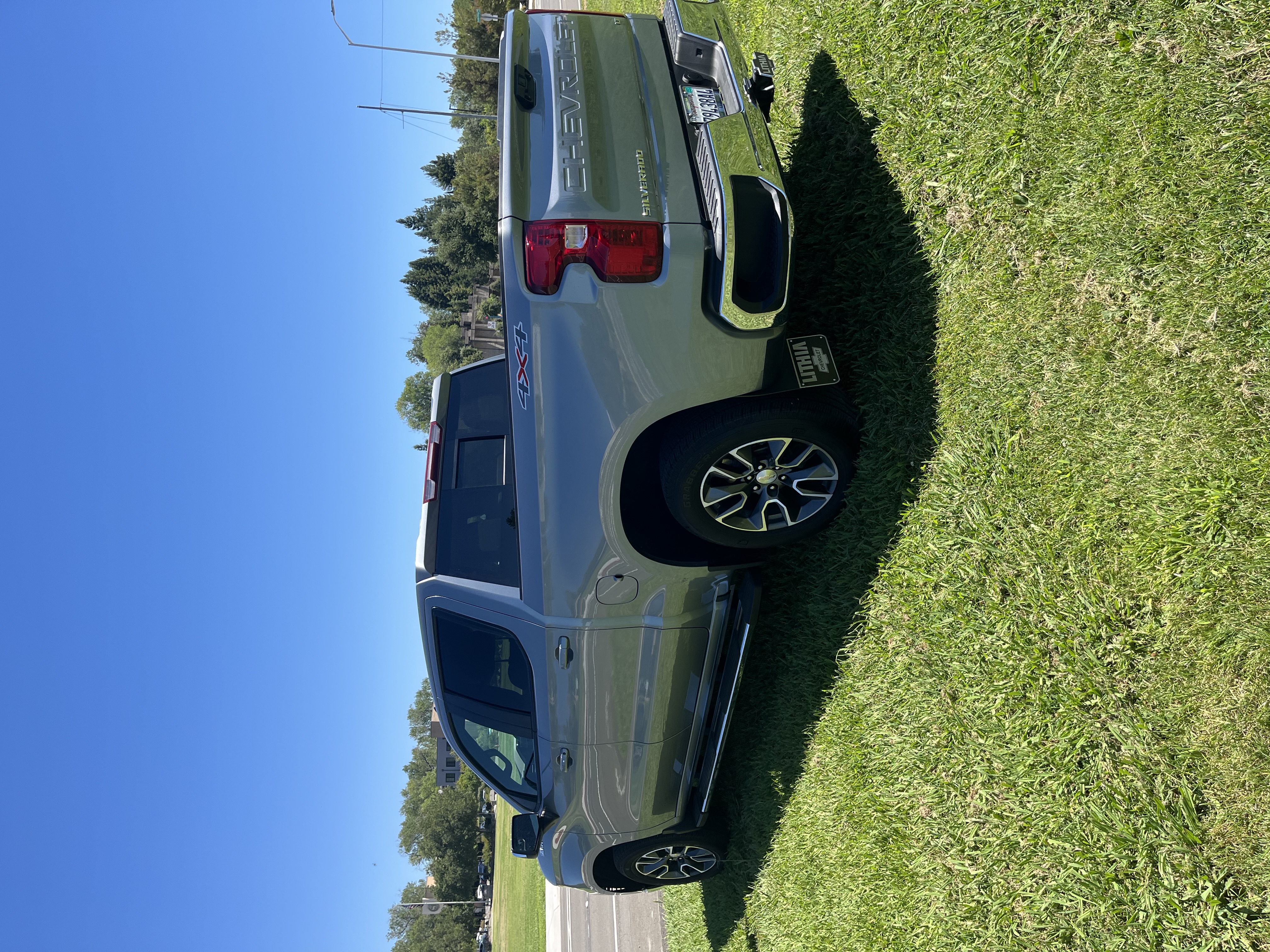 Used 2024 Chevrolet Silverado 1500 LT w/ Leather Package AWD/4WD image 4