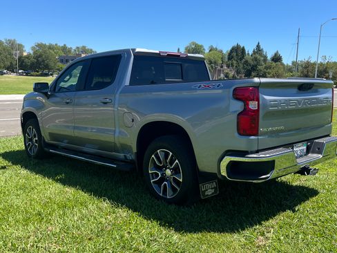 Used 2024 Chevrolet Silverado 1500 LT w/ Leather Package AWD/4WD image 4