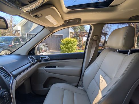 Used 2014 Jeep Grand Cherokee Limited w/ Trailer Tow Group IV image 8