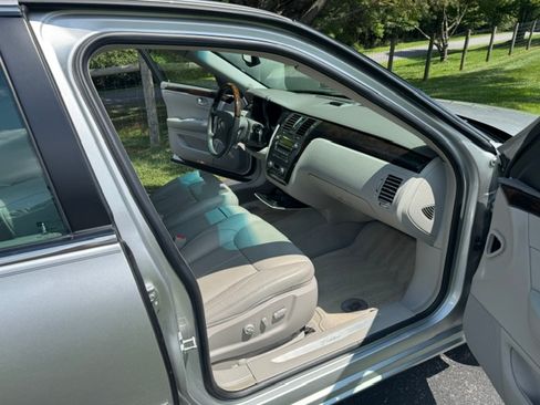 Used 2011 Cadillac DTS Luxury FWD image 11
