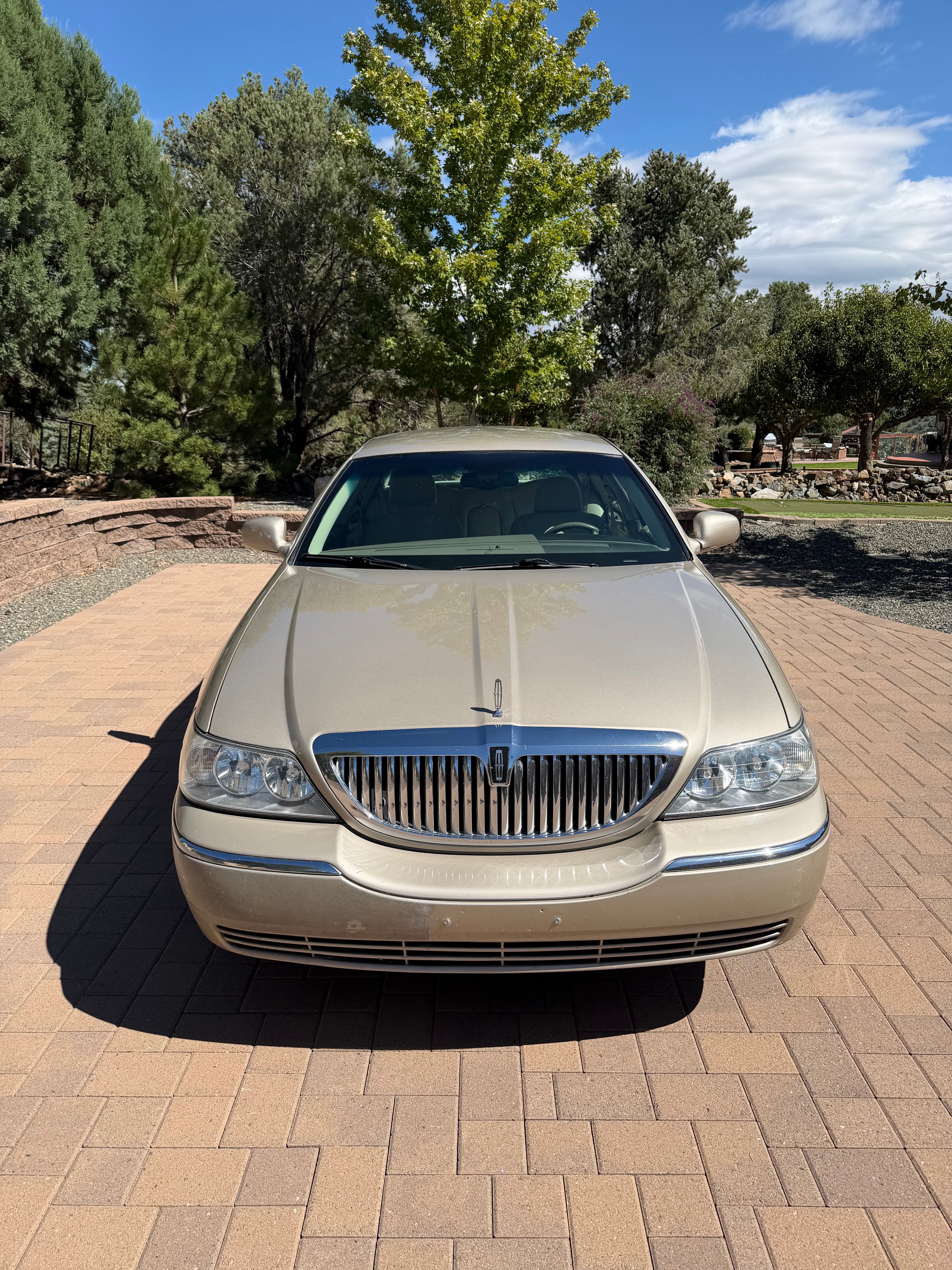 Used 2005 Lincoln Town Car Signature RWD image 2