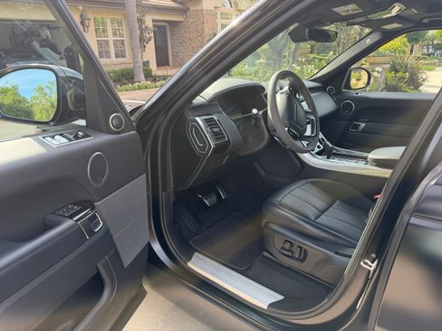 Used 2020 Land Rover Range Rover Sport HST image 11
