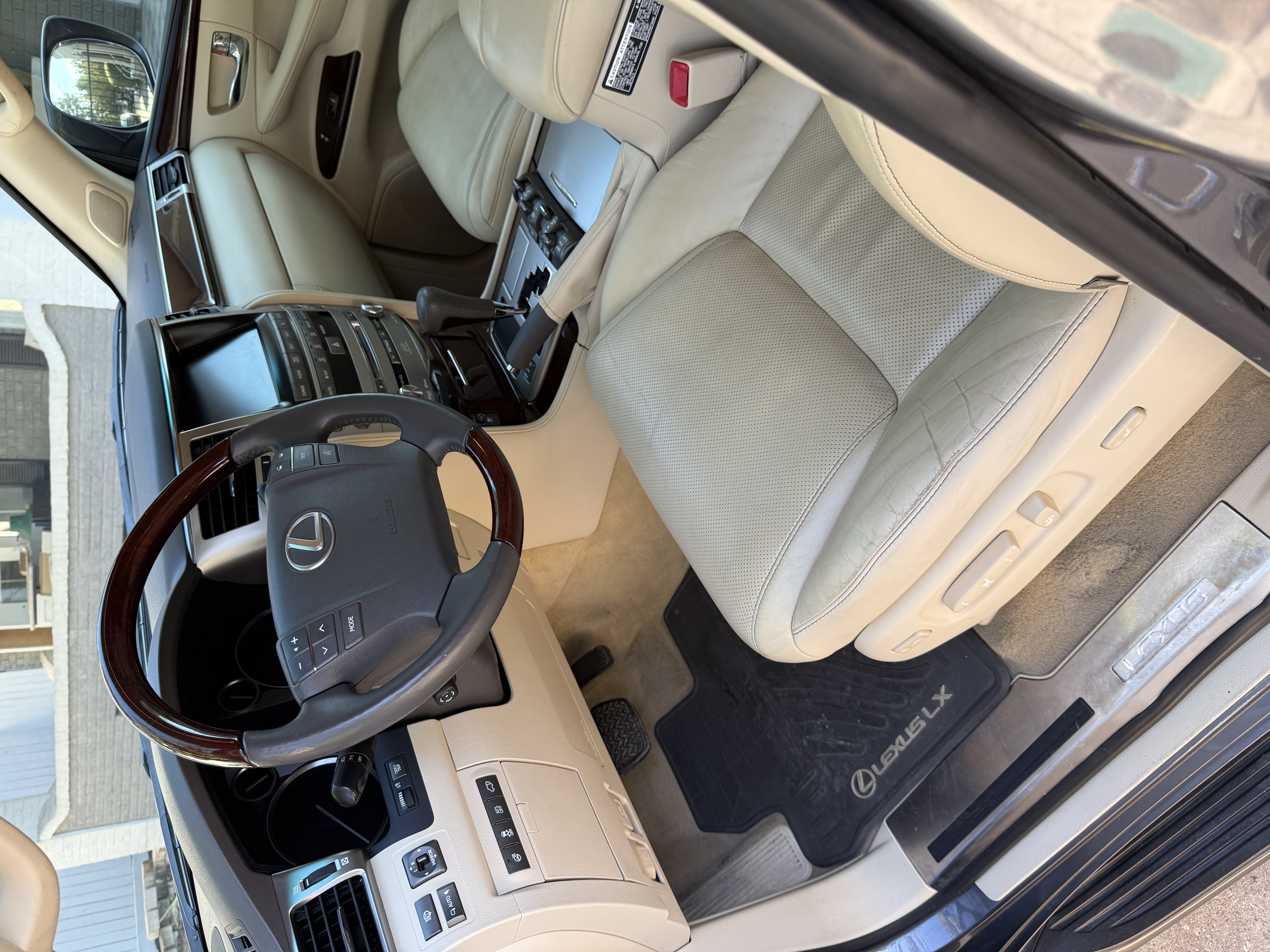 Used 2013 Lexus LX 570 4WD w/ Luxury Pkg image 16