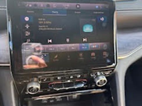 Used 2022 Jeep Grand Cherokee Overland w/ Luxury Tech Group IV image 4